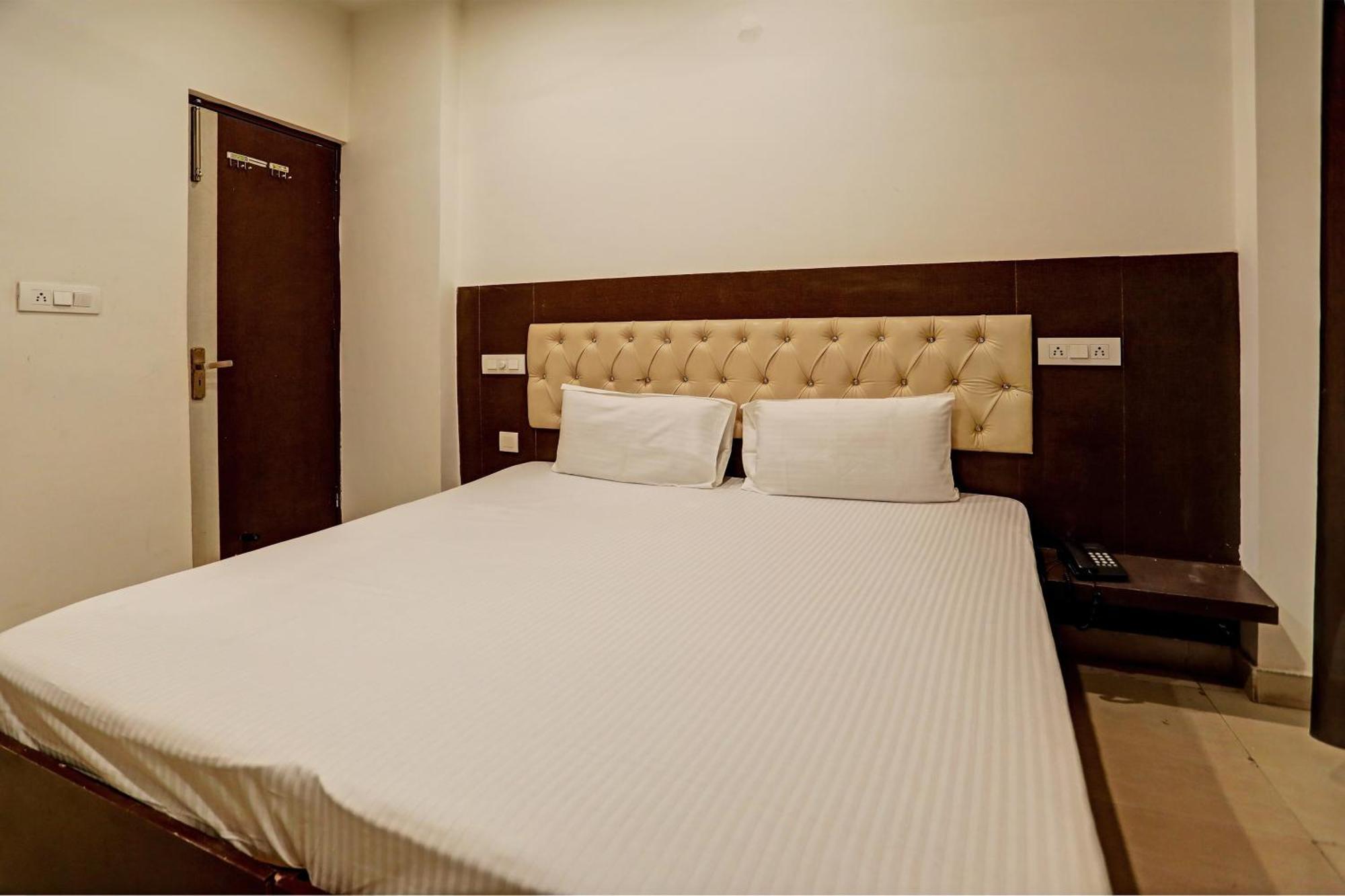 Oyo Hotel The Red Hut Chandigarh Ngoại thất bức ảnh